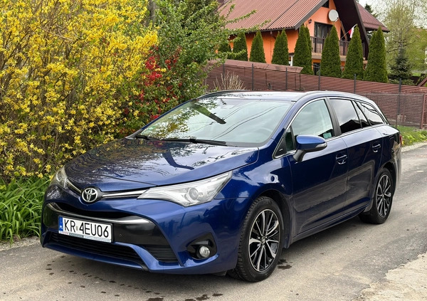 Toyota Avensis cena 66900 przebieg: 106000, rok produkcji 2018 z Kraków małe 121